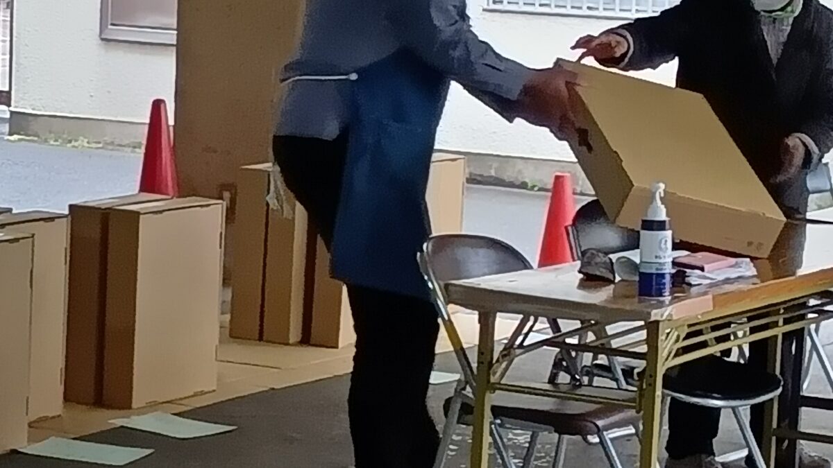 制服の受け渡しのお手伝い